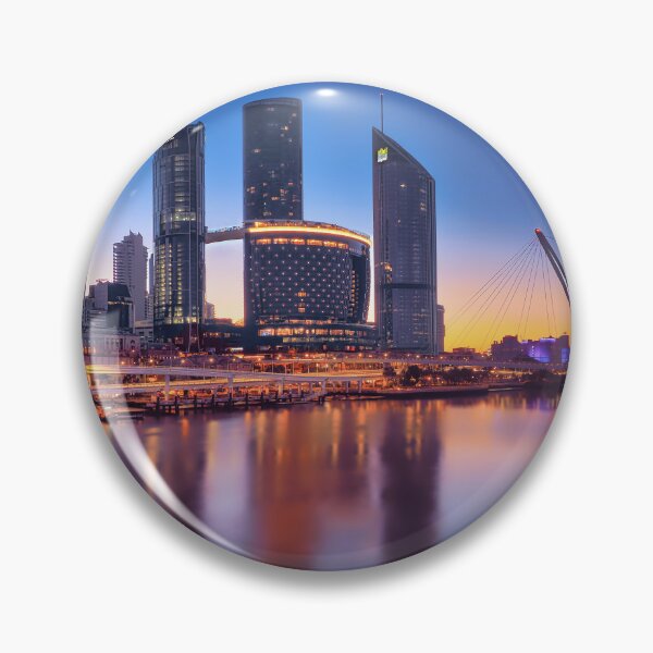 Artikelvorschau, Skyline von Brisbane in der Abenddämmerung – Brisbane River und Neville Bonner Bridge entworfen und verkauft von pcole123.