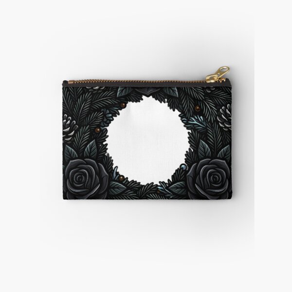 Aperçu de l'œuvre Couronne de roses noires et de pin foncé — Objet de Noël gothique créée et vendue par IllumeInk.