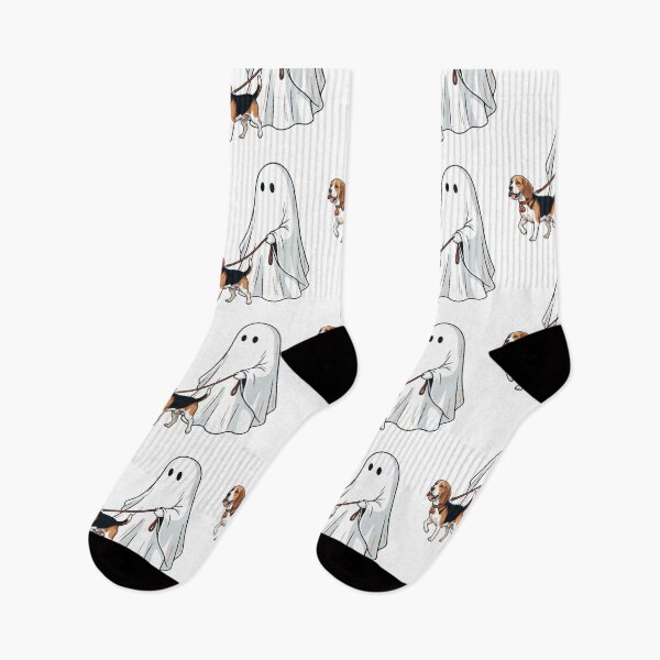 Aperçu de l'œuvre Illustration d'Halloween d'un amoureux des chiens Beagles promenant un fantôme effrayant créée et vendue par raedattia.