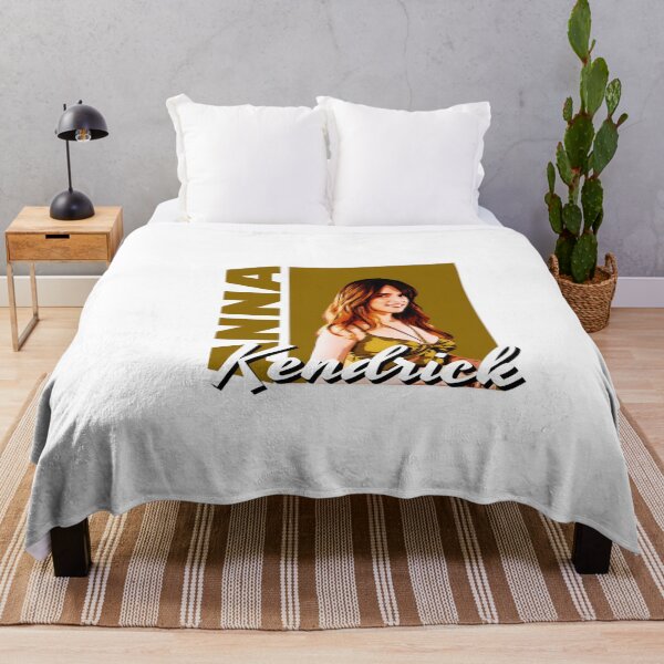 Artikelvorschau, Anna Kendrick Retro Gold Schwarz Porträt Grafik entworfen und verkauft von UllricKramer.