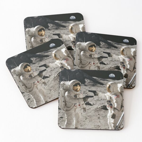 Artikelvorschau, Zwei NASA-Astronauten richten auf dem Mond Pistolen aufeinander. entworfen und verkauft von WiseBow.