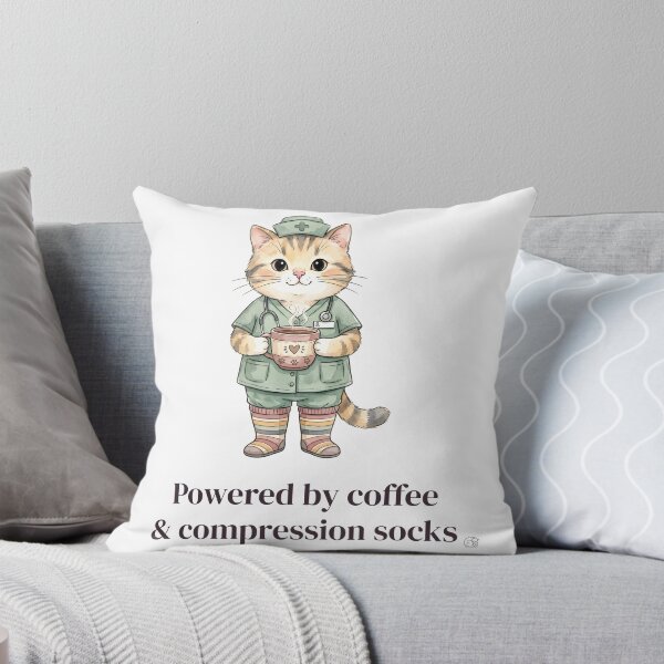 Aperçu de l'œuvre Alimenté par le café et les chaussettes de compression Nurse Cat créée et vendue par alvixVerse Merch.