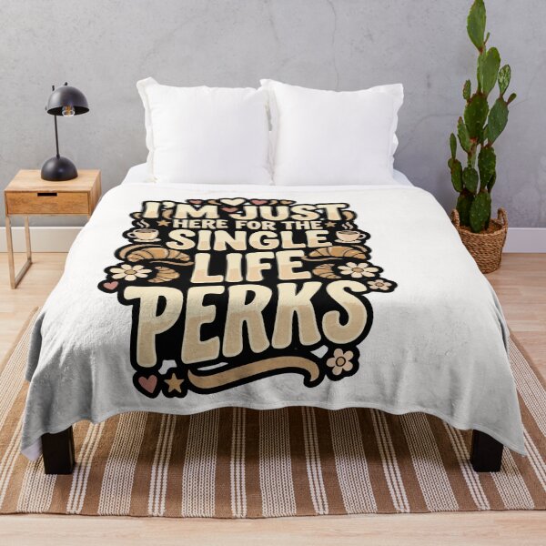 Artikelvorschau, Single – Ich bin nur wegen der Vorteile des Single-Lebens hier – Humorvolles Anti-Dating-Geschenk für Singles entworfen und verkauft von AmeliaShirts.