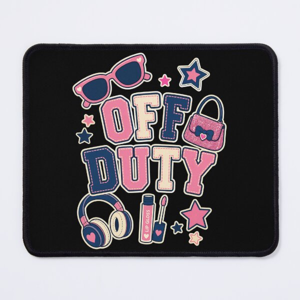 Aperçu de l'œuvre T-shirt graphique Off Duty | Joli t-shirt rose rétro à patch chenille créée et vendue par Design Vibras.