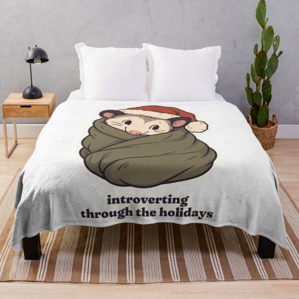 Artikelvorschau, Introvertiertes Weihnachtsopossum versteckt sich in einer Decke entworfen und verkauft von OuqCreations.