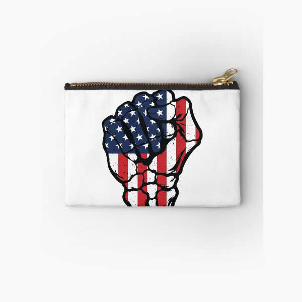 Aperçu de l'œuvre Poing de squelette drapeau américain vintage - Style patriotique vieilli créée et vendue par Marshallamoakohene.