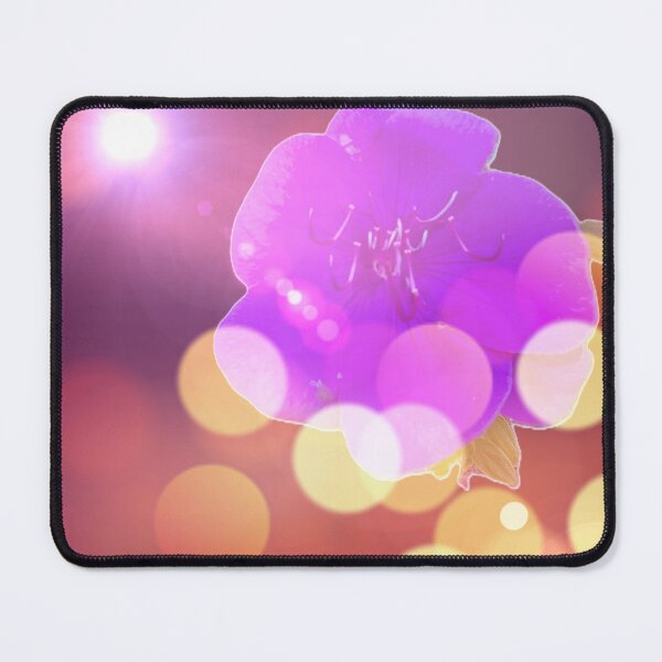Artikelvorschau, Lila Prinzessinnenblume mit verträumtem Bokeh und Lens-Flare-Hintergrund entworfen und verkauft von gaohao1.