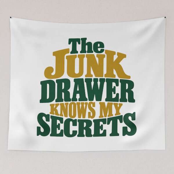 Aperçu de l'œuvre Junk Drawer Secrets Green Gold Lettering Humor créée et vendue par Bikivuno.
