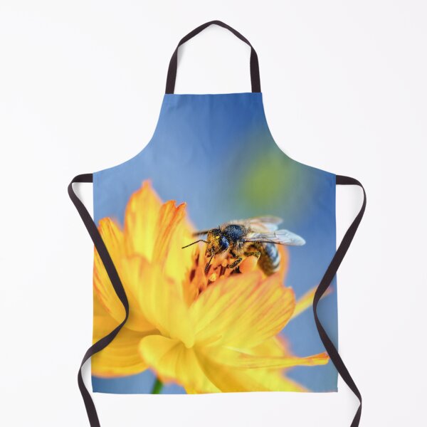 Artikelvorschau, Honigbiene bestäubt leuchtend gelbe Blüte (Makroaufnahme) entworfen und verkauft von Tyresett.