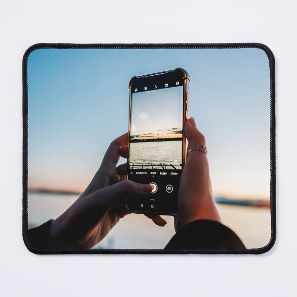 Artikelvorschau, Hände halten ein Smartphone und fotografieren den Sonnenuntergang über dem Wasser entworfen und verkauft von Kellesu.