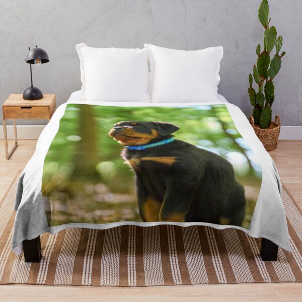 Artikelvorschau, Entzückender Rottweilerwelpe im grünen Wald entworfen und verkauft von VanGaldo.