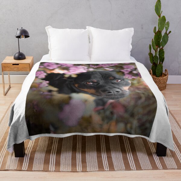 Artikelvorschau, Ein süßer Rottweiler lugt durch rosa Blüten entworfen und verkauft von VanGaldo.