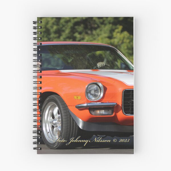 Artikelvorschau, Aggressives orangefarbenes Muscle-Car – Amerikanischer Oldtimer-Hot-Rod entworfen und verkauft von Johnny Nilsson Photo Art.