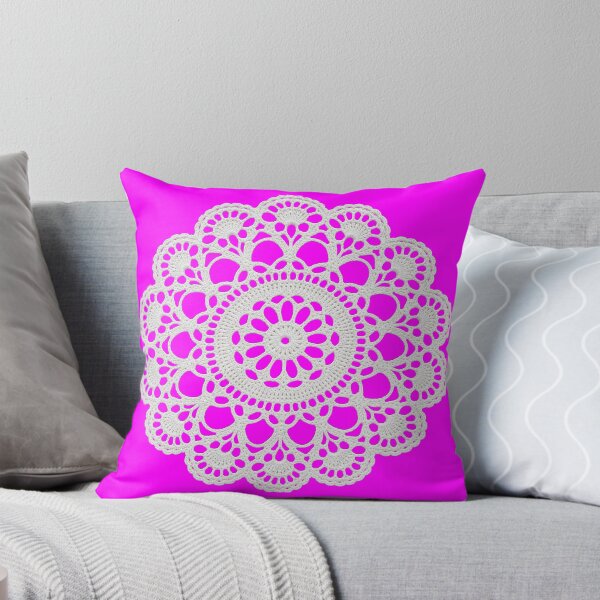 Aperçu de l'œuvre Napperon en dentelle blanche, ambiance rétro sur fond rose fuchsia, formes mandala, manie créée et vendue par Shapes-Mania.