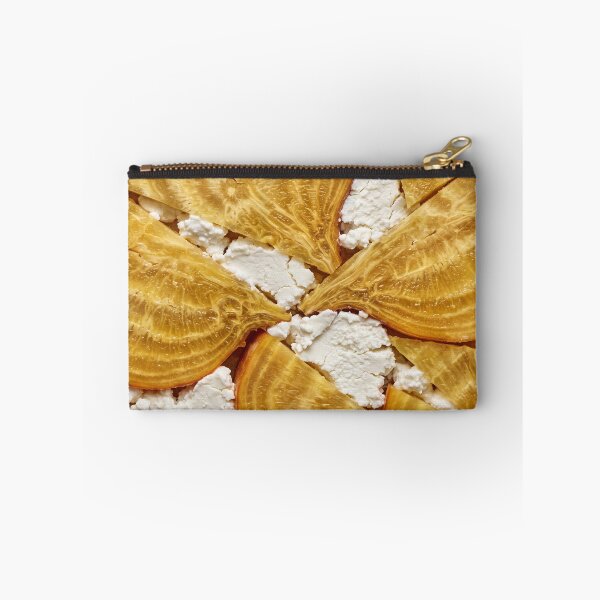 Aperçu de l'œuvre Rondelles de betterave dorée accompagnées de fromage de chèvre émietté créée et vendue par ASSEMBLE WONDER.