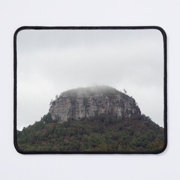 Artikelvorschau, Südseite des Pilot Mountain mit Wolken entworfen und verkauft von gistinker.