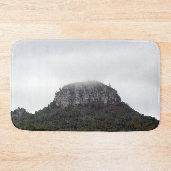 Artikelvorschau, Südseite des Pilot Mountain mit Wolken entworfen und verkauft von gistinker.