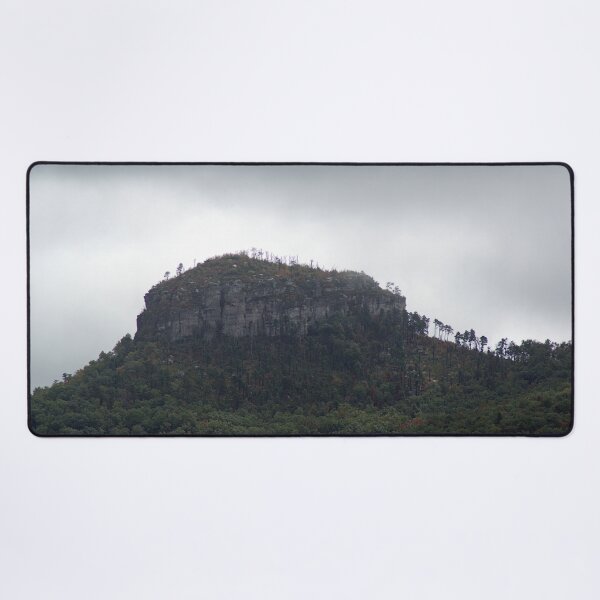 Artikelvorschau, Nordseite des Pilot Mountain mit Wolken entworfen und verkauft von gistinker.
