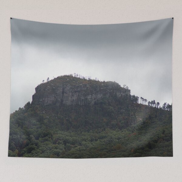 Artikelvorschau, Nordseite des Pilot Mountain mit Wolken entworfen und verkauft von gistinker.