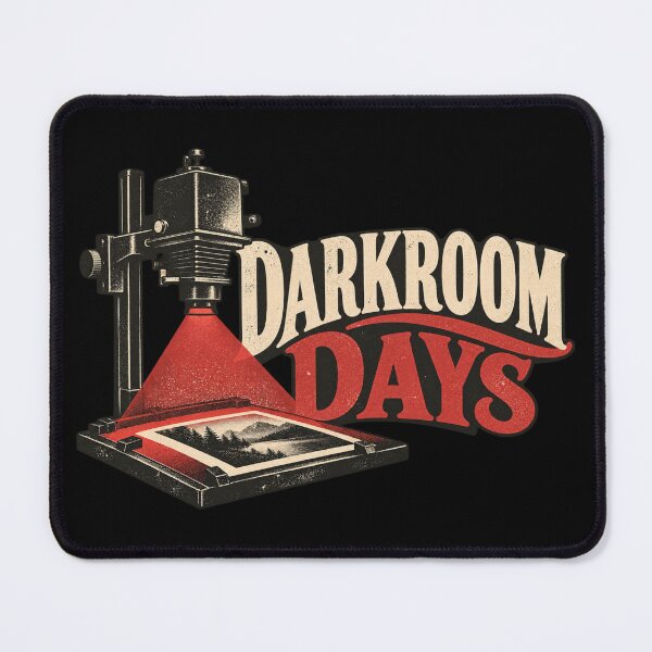 Artikelvorschau, Darkroom Days Vintage Fotovergrößerer entworfen und verkauft von Numerous-Niches.