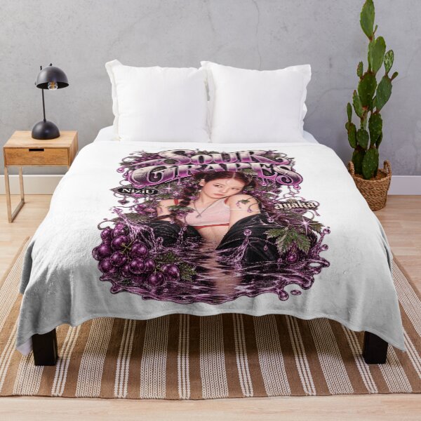 Artikelvorschau, Niedliche NiziU Ayaka Sour Grapes Orchard Ästhetik entworfen und verkauft von Valereekmerch.