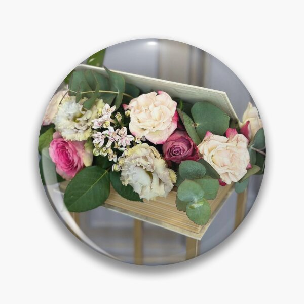 Artikelvorschau, Vintage-Buch-Blumenarrangement mit Rosen entworfen und verkauft von Ingr1d-M3deea.