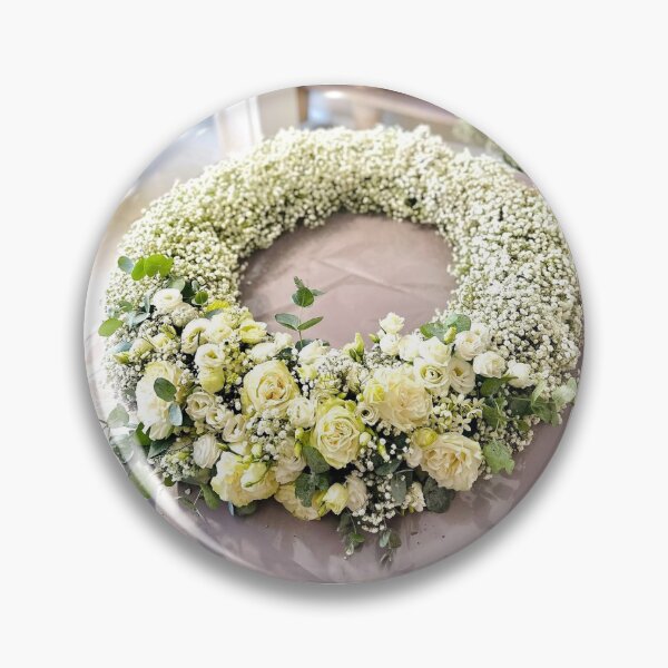 Artikelvorschau, Eleganter Kranz aus weißen Rosen und Schleierkraut entworfen und verkauft von Ingr1d-M3deea.
