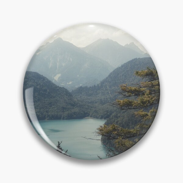 Artikelvorschau, Panoramablick auf den türkisfarbenen Bergsee, umgeben von Wald entworfen und verkauft von Maveryc.