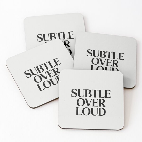 Artikelvorschau, Dezent statt laut – Zitat zum minimalistischen Luxus entworfen und verkauft von Jollys-ArtShop.