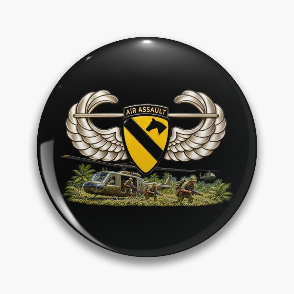 Artikelvorschau, Abzeichen der 1. Kavalleriedivision mit Luftlande-Abzeichen und Luftlande-Szene – 3D – Transparent entworfen und verkauft von Military Insignia Products.