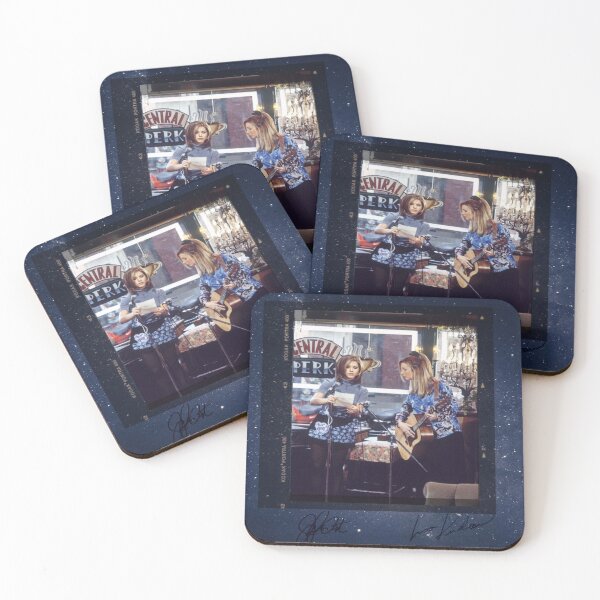 Aperçu de l'œuvre Rachel et Phoebe, amies, polaroid signé créée et vendue par simpleswift.