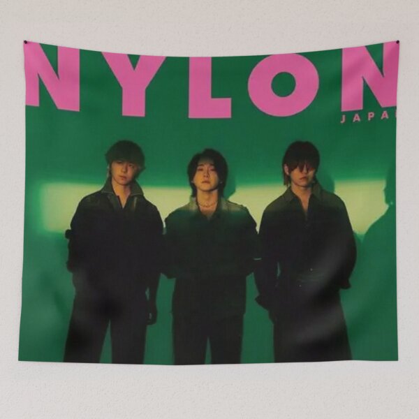 Aperçu de l'œuvre Nylon Guys Japan Magazine Cover Mode Musique T-shirt vintage personnalisé original de groupe de musique Poster unique Art mural créée et vendue par Cool Robot Bro..