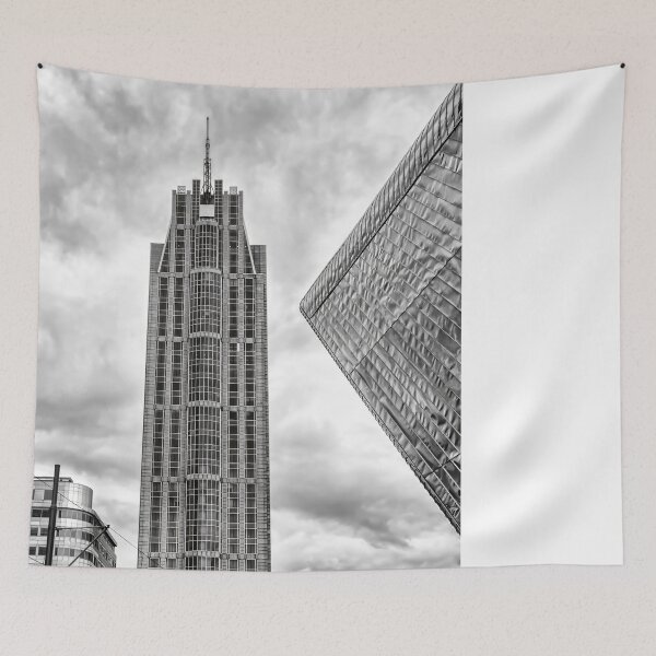 Aperçu de l'œuvre La tour de Rotterdam se détachant sur un ciel spectaculaire – Paysage urbain en noir et blanc créée et vendue par Pjotre7.