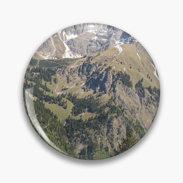 Artikelvorschau, Alpine Bergkette, umrahmt von Wildblumen im Sommer entworfen und verkauft von Russone.