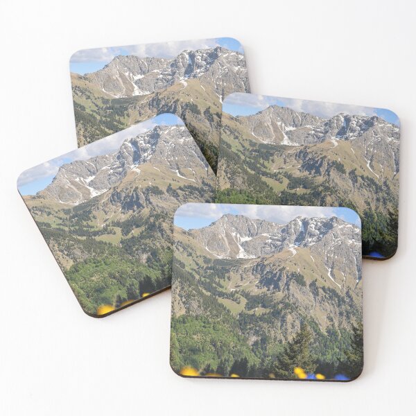 Artikelvorschau, Alpine Bergkette, umrahmt von Wildblumen im Sommer entworfen und verkauft von Russone.