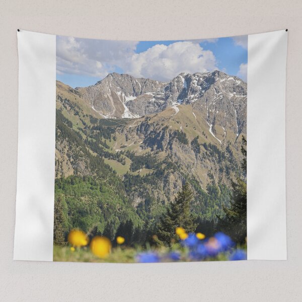 Artikelvorschau, Alpine Bergkette, umrahmt von Wildblumen im Sommer entworfen und verkauft von Russone.