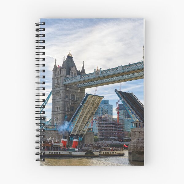 Artikelvorschau, Der Schaufelraddampfer Waverley unter der hochgezogenen Tower Bridge in London, England, Großbritannien entworfen und verkauft von John Gilham - Landscape Photography.