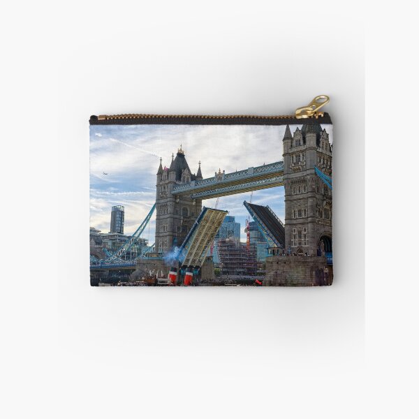 Artikelvorschau, Der Schaufelraddampfer Waverley unter der hochgezogenen Tower Bridge in London, England, Großbritannien entworfen und verkauft von John Gilham - Landscape Photography.