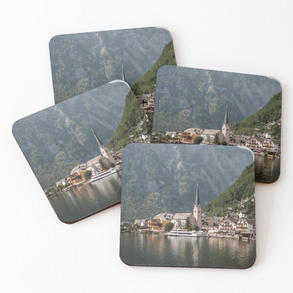 Artikelvorschau, Malerisches Dorf Hallstatt, Uferpromenade, Spiegelung im See entworfen und verkauft von Laughline.