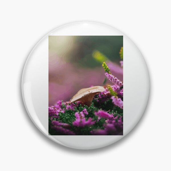 Artikelvorschau, Pilze zwischen lila Heidekrautblüten entworfen und verkauft von Roamgrain Photos.