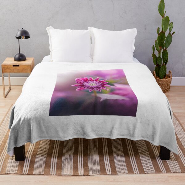 Artikelvorschau, Rosa Dahlie mit Weichzeichner entworfen und verkauft von Roamgrain Photos.