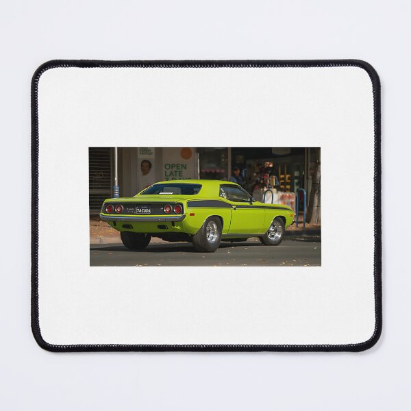 Artikelvorschau, Illustrationsdesign für einen klassischen Oldtimer, darunter der Muscle Car Cuda. entworfen und verkauft von Elgalllo.