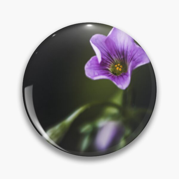 Artikelvorschau, Zarte violette Blüte – Verträumte Blumenfotografie entworfen und verkauft von Nicole Bleck.
