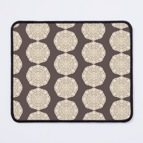 Artikelvorschau, Vintage-Creme-Spitzendeckchen mit Mandala-Blumenmuster entworfen und verkauft von Chic  Artistry.