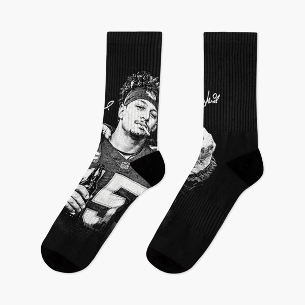 Aperçu de l'œuvre Mahomes et Andy Reid font un doigt d'honneur au football créée et vendue par Hamidoshop.