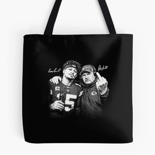 Artikelvorschau, Mahomes und Andy Reid zeigen den Mittelfinger im Football entworfen und verkauft von AjdinZ.