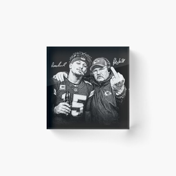 Artikelvorschau, Mahomes und Andy Reid zeigen den Mittelfinger im Football entworfen und verkauft von AjdinZ.