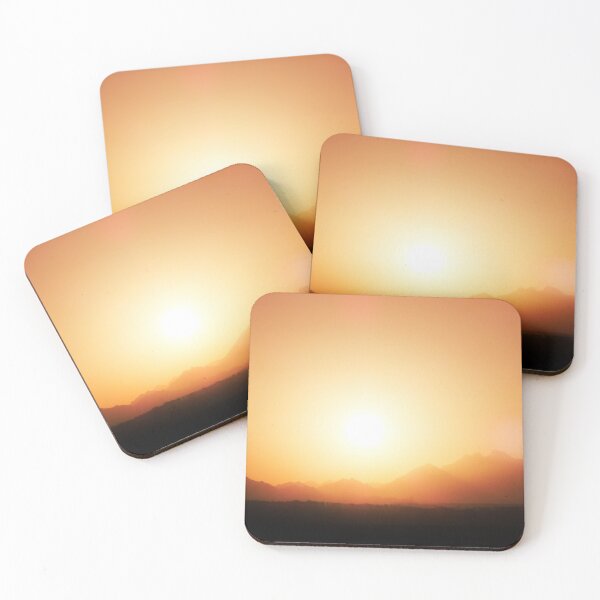Artikelvorschau, Ein dunstiger Sonnenuntergang nach einem heißen Tag in Afrika entworfen und verkauft von JonnaHurmerinta.