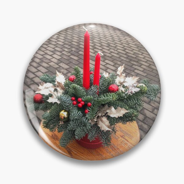 Artikelvorschau, Classic Christmas Floral Box with Red Candles and Gold Holly Leaves entworfen und verkauft von Ingr1d-M3deea.