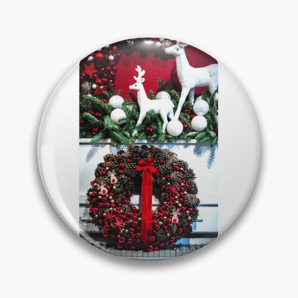 Artikelvorschau, Festive Christmas Wreath on Piano with White Reindeer Decor entworfen und verkauft von Ingr1d-M3deea.